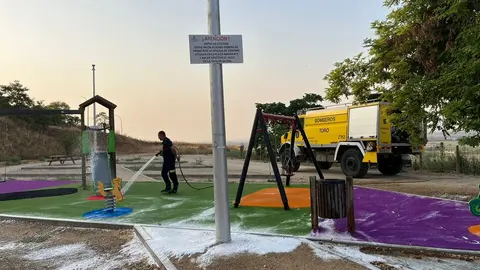 Bomberos de Toro refrescan parques infantiles_3jpg