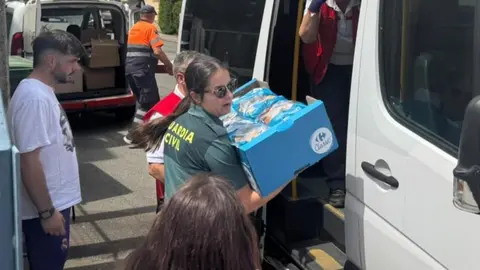 Así son trasladados los desalojados por los incendios