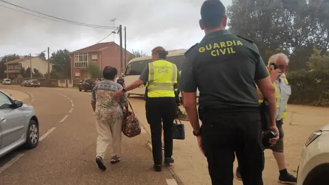 Así son trasladados los desalojados por los incendios