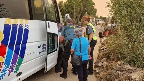 Así son trasladados los desalojados por los incendios