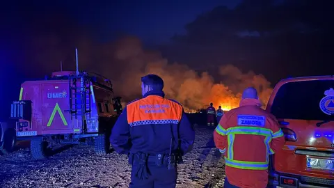 Los bomberos y Protección Civil mantienen la lucha contra el incendio en Puercas
