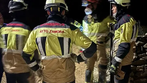 Los bomberos y Protección Civil mantienen la lucha contra el incendio en Puercas