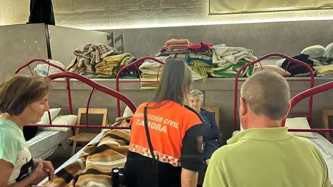 Los bomberos y Protección Civil mantienen la lucha contra el incendio en Puercas