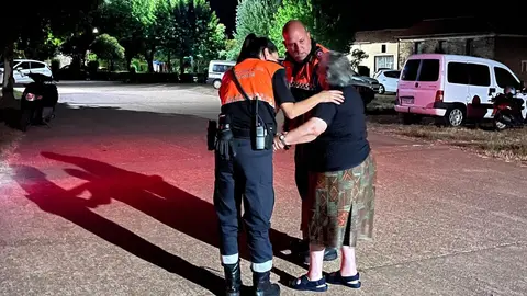 Los bomberos y Protección Civil mantienen la lucha contra el incendio en Puercas