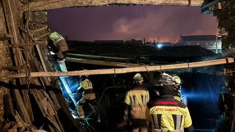 Los bomberos y Protección Civil mantienen la lucha contra el incendio en Puercas