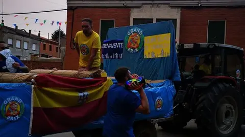 Desfile de carrozas en Quiruelas de Vidriales