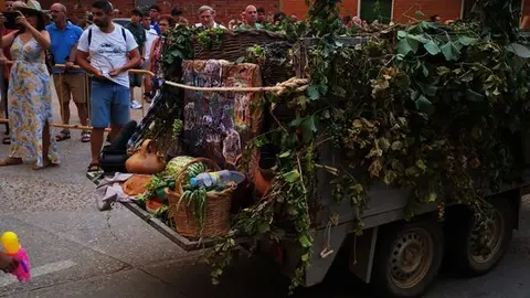 Desfile de carrozas en Quiruelas de Vidriales