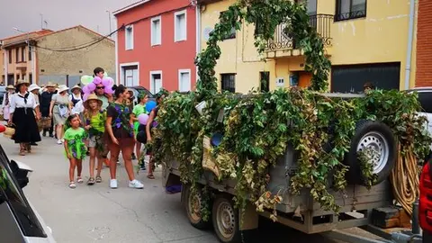 Desfile de carrozas en Quiruelas de Vidriales