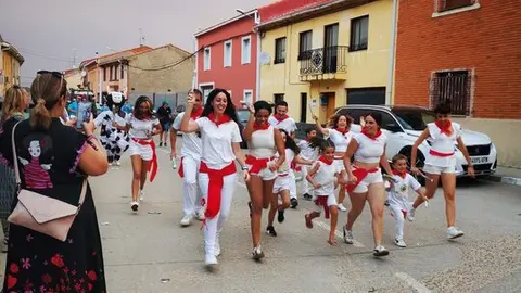 Desfile de carrozas en Quiruelas de Vidriales