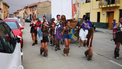 Desfile de carrozas en Quiruelas de Vidriales