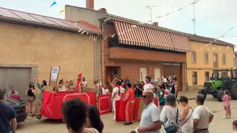Desfile de carrozas en Quiruelas de Vidriales