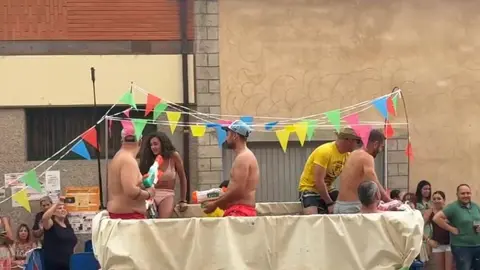 Desfile de carrozas en Quiruelas de Vidriales