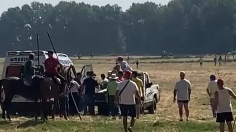 Accidente en Villamor: un toro provoca la caída de un jinete y 'lesiona' a un joven