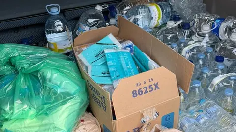 Los vecinos de Pinilla se solidarizan con alimentos y agua ante los incendios que asolan la provincia