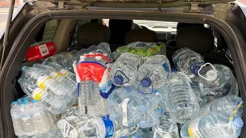 Los vecinos de Pinilla se solidarizan con alimentos y agua ante los incendios que asolan la provincia