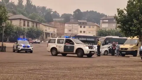 la Guardia Civil escolta autobuses de los desalojadas del Punete de Sanabria