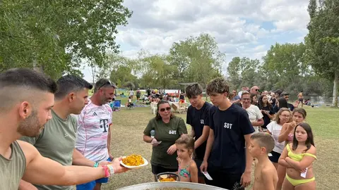 Santib&aacute;&ntilde;ez de Tera abre las fiestas de San Tirso con una multitudinaria comida popular