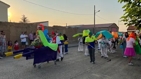 Desfile de peñas Villalazán_11