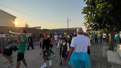 Desfile de peñas Villalazán_13