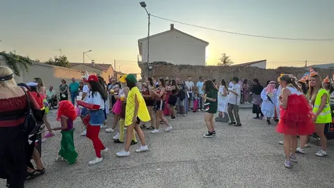 Desfile de peñas Villalazán_14