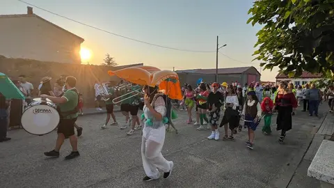 Desfile de peñas Villalazán_15