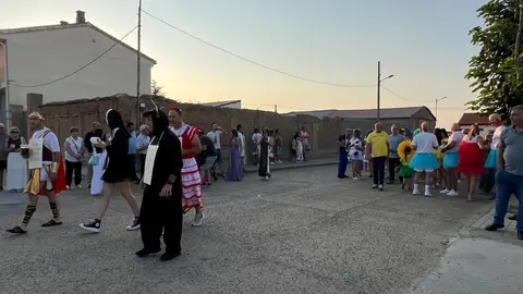 Desfile de peñas Villalazán_17