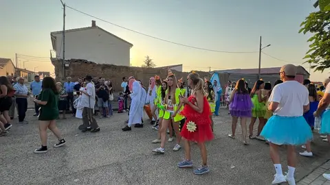 Desfile de peñas Villalazán_22