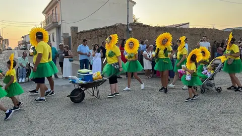 Desfile de peñas Villalazán_25