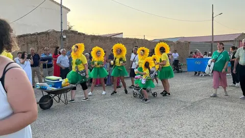 Desfile de peñas Villalazán_26