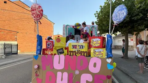 Un desfile de fantasía cierra las fiestas en Santibáñez de Tera