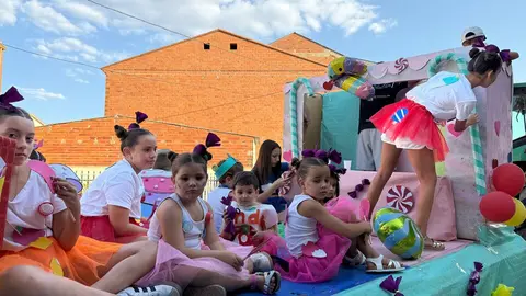 Un desfile de fantasía cierra las fiestas en Santibáñez de Tera