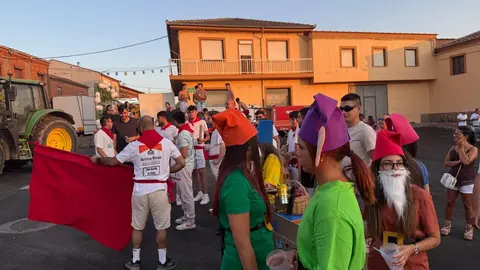 Un desfile de fantasía cierra las fiestas en Santibáñez de Tera