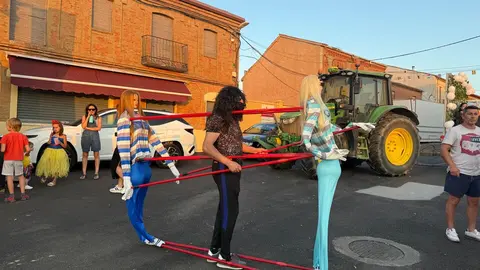 Un desfile de fantasía cierra las fiestas en Santibáñez de Tera