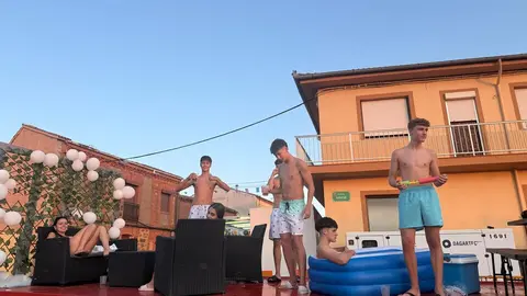 Un desfile de fantasía cierra las fiestas en Santibáñez de Tera