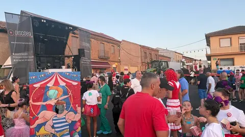 Un desfile de fantasía cierra las fiestas en Santibáñez de Tera