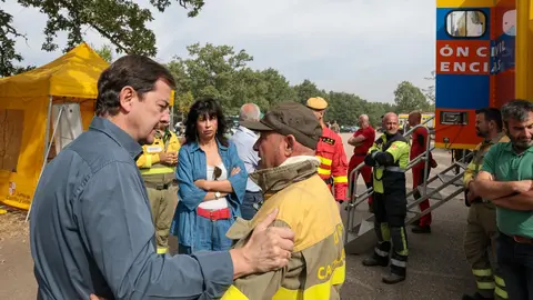Mañueco y Felipe saludan efectivos de emergencias incendio de Porto