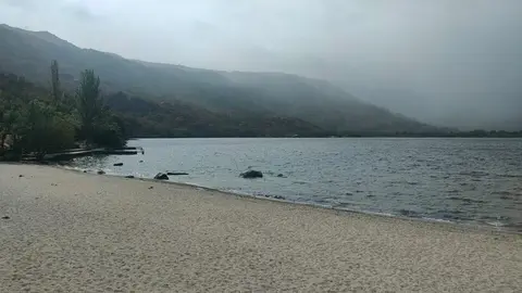llueve en el lago