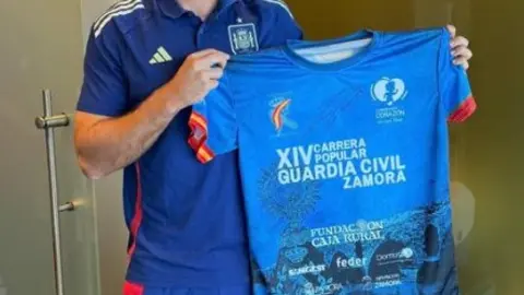 Unai Simón apoya la XIV Carrera Popular Guardia Civil de Zamora con una camiseta firmada a favor de las enfermedades raras