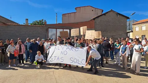 concentración en apoyo a Álvaro en Olleros de Tera  (3)
