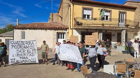 concentración en apoyo a Álvaro en Olleros de Tera  (10)