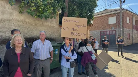 concentración en apoyo a Álvaro en Olleros de Tera   (1)