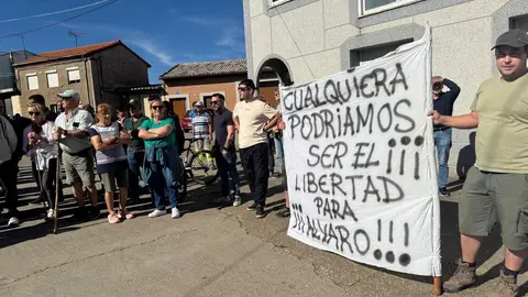 concentración en apoyo a Álvaro en Olleros de Tera   (3)