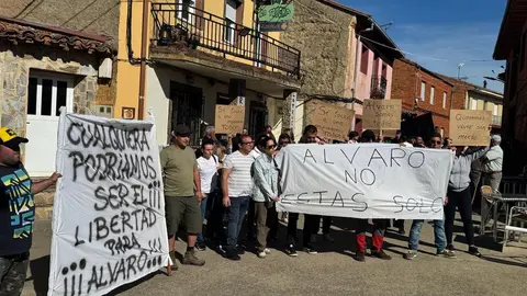 concentración en apoyo a Álvaro en Olleros de Tera   (6)
