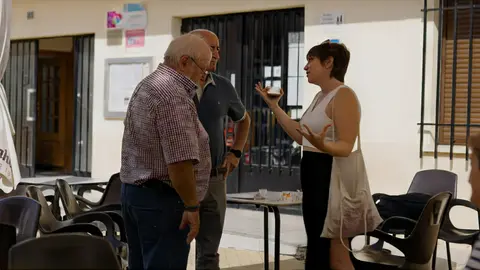Beatriz Barrio haciendo una entrevista en Manganeses de la Lampreana.