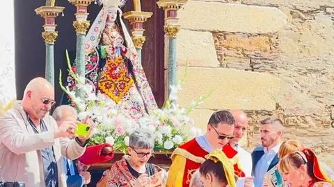Carbajales de Alba celebra la misa en honor a la Virgen de los Árboles_2