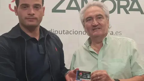 Pedro Gallego, hizo entrega del carnet de socio al diputado de Deportes y Juventud, Juan Del Canto