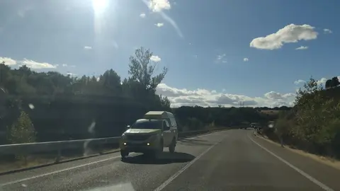 Efectivos de emergencia acuden al Incendio en una cuneta en la N-122
