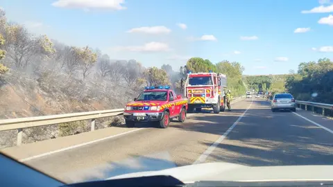 Incendio en una cuneta en la N-122_