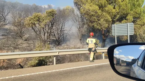 Incendio en una cuneta en la N-122_