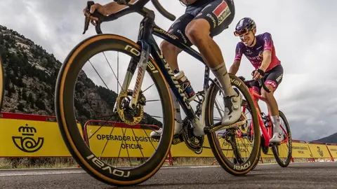 FOTO_Correos transporta toda la infraestructura de La Vuelta